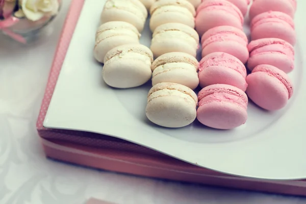 Table de bonbons de mariage coloré avec tous les goodies au chocolat exposés . — Photo