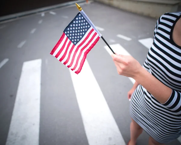 Mujer mano sosteniendo bandera americana — Foto de Stock