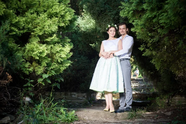 Boda de novia y novio en el parque — Foto de Stock