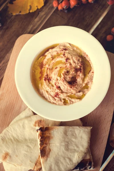 Humus dip ve pide, ortak bir plakalı tapas veya başlangıç çanak ahşap arka plan üzerinde. Sonbahar konsepti