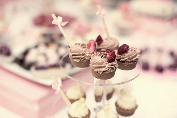 Colorida mesa de caramelo de boda con todas las golosinas de chocolate en exhibición . — Foto de Stock