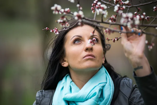 Vacker ung kvinna i parken — Stockfoto