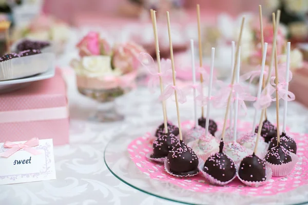 Colorida mesa de caramelo de boda con todas las golosinas de chocolate en exhibición . — Foto de Stock