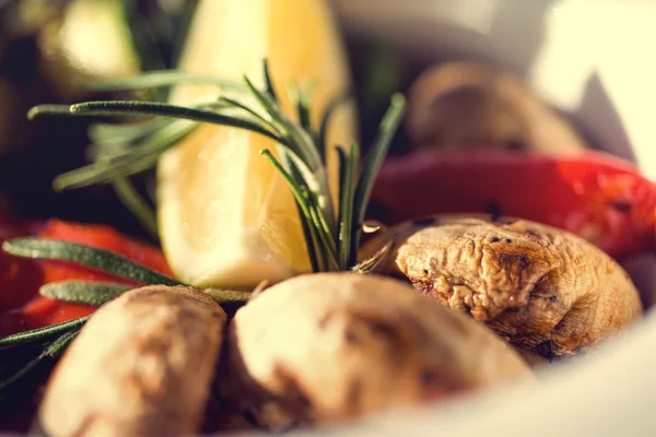 Fräsch sallad med tomater, champinjoner, citron och rosmarin på plattan träbord. Höstens koncept — Stockfoto