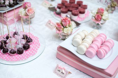 ekranda tüm çikolata şekerleme ile renkli düğün şekeri tablo.