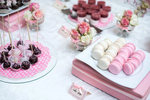 ekranda tüm çikolata şekerleme ile renkli düğün şekeri tablo.