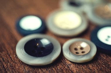 yakın, plastik ahşap zemin arka plan üzerinde düğmeleri. Seçici odak