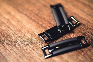 yakın çekim, düğmeleri ahşap zemin zemin üzerine metal. Seçici odak