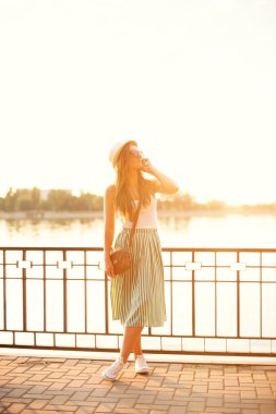 Evet, gülümseyen güzel bir kadın portresi