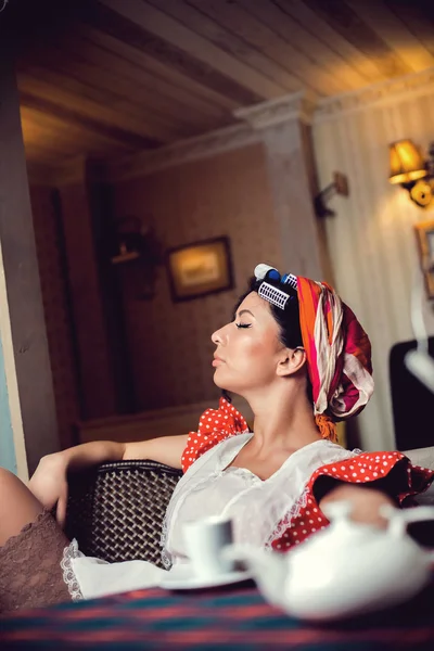 Mulher bonita elegante em vestido de noite vintage. Retrô Mulher Retrato. Beleza.Vintage romântico estilo — Fotografia de Stock