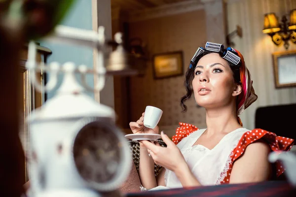 Elegancki, ładna kobieta w starodawny suknie wieczorowe. Portret kobiety retro. Romantyczna Beauty.Vintage stylu — Zdjęcie stockowe