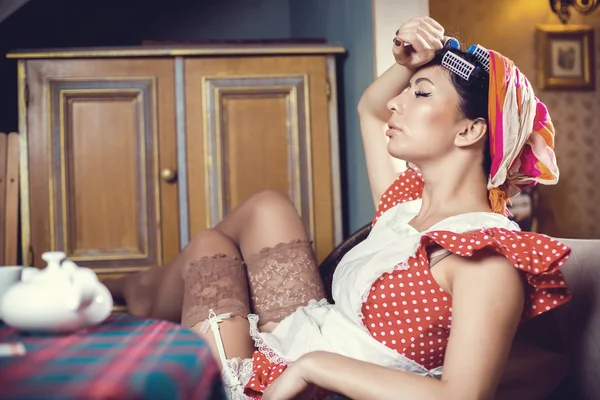 Elegante mujer bonita en vestido de noche vintage. Retro Woman Portrait. Belleza romántica.Estilo vintage — Foto de Stock