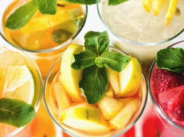 Cocktails rafraîchissants au citron vert, menthe, orange et fraise — Photo