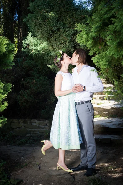 婚礼拍摄的新娘和新郎在公园 — 图库照片