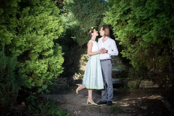 Boda de novia y novio en el parque —  Fotos de Stock