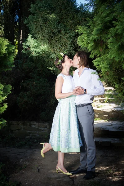 Boda de novia y novio en el parque — Foto de Stock