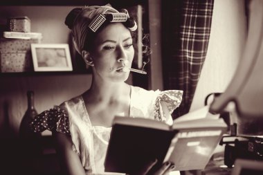 retro tarzı görüntü. Bardaki kadın yasaktır