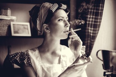 retro tarzı görüntü. Bardaki kadın yasaktır