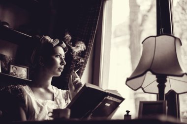 retro tarzı görüntü. Bardaki kadın yasaktır