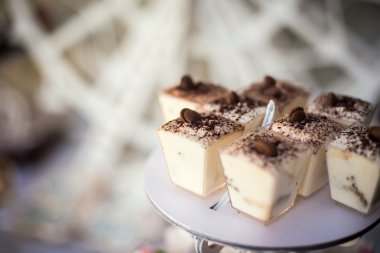 Renkli düğün şeker tablo ekranda farklı hediyeler ile.