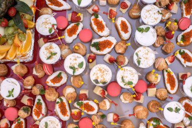 Ekranda tüm güzellikler ile renkli düğün tablo