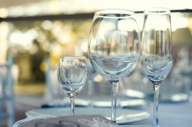 Fotoğrafı restoranda boş bardak kapatın. Seçici odak