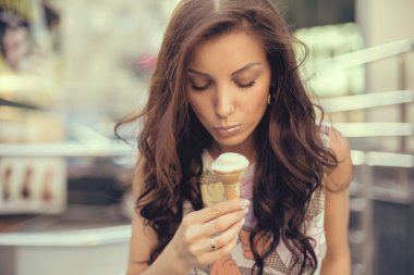 Genç kız şehir sokak dondurma yeme