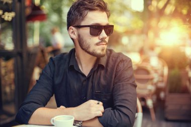 Sunset bulvarında sokak Cafe shop kahve içme Modern iş adamı