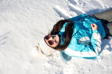 güzel kız portre ile kar kış zamanında gülüyor..