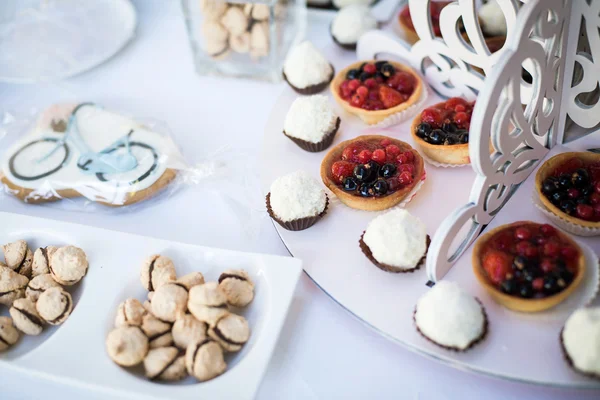 Colorida mesa de caramelo de boda con diferentes golosinas en exhibición . — Foto de Stock