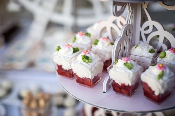 Colorida mesa de caramelo de boda con diferentes golosinas en exhibición . — Foto de Stock