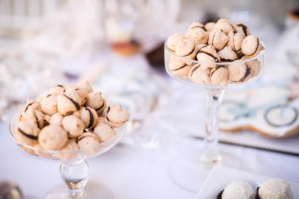 Colorida mesa de caramelo de boda con diferentes golosinas en exhibición . — Foto de Stock