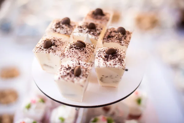 Colorida mesa de caramelo de boda con diferentes golosinas en exhibición . — Foto de Stock