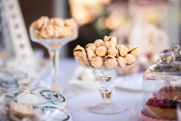 Colorida mesa de caramelo de boda con diferentes golosinas en exhibición . — Foto de Stock