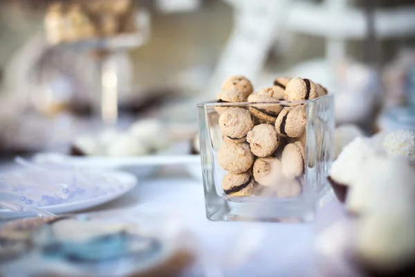 Colorida mesa de caramelo de boda con diferentes golosinas en exhibición . — Foto de Stock