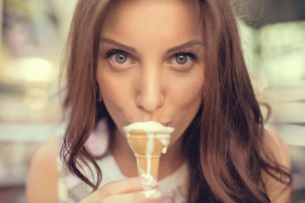 Junges Mädchen isst Eis auf der Straße der Stadt — Stockfoto