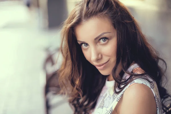 Sexy mujer sensual posando con grandes ojos y labios llenos en la noche la luz del sol en el parque de la ciudad — Foto de Stock