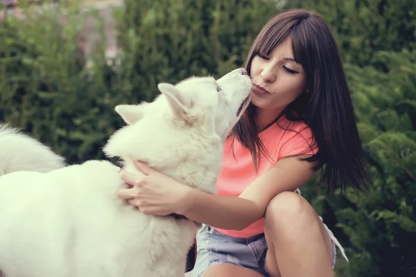 Menina bonita no parque brincando com seu cachorro Husky — Fotografia de Stock