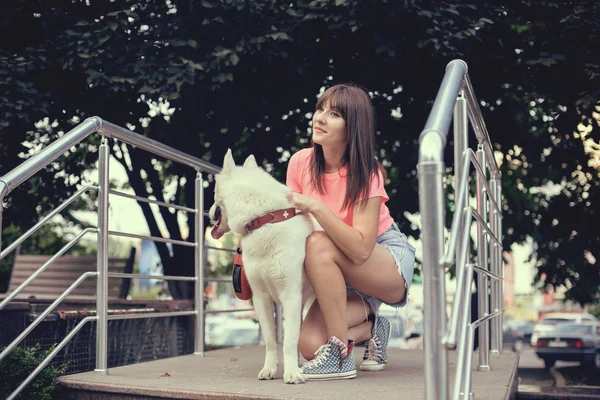 Hermosa chica en el parque jugando con su perro Husky —  Fotos de Stock