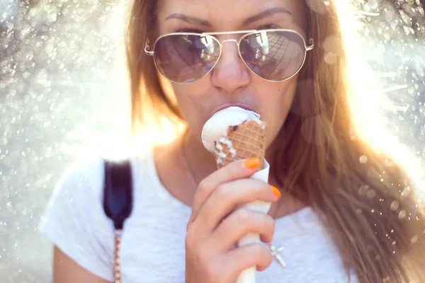 Femme mangeant une délicieuse crème glacée au coucher du soleil — Photo