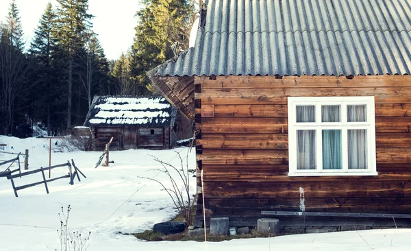 Casa de madeira na floresta de inverno, montanhas — Fotografia de Stock