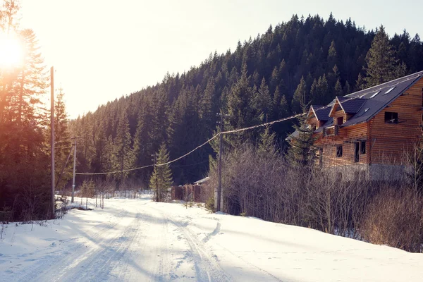 Estrada alta montanha com neve — Fotografia de Stock