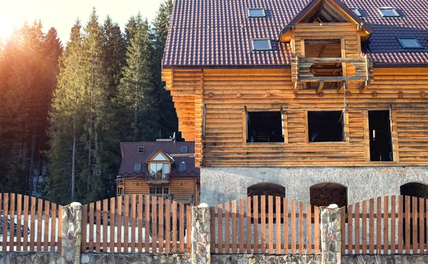 Casa na floresta de inverno — Fotografia de Stock