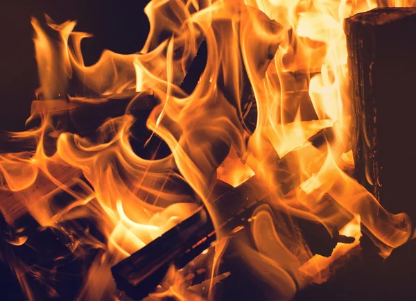 Brennende und glühende Holzstücke im Kamin — Stockfoto