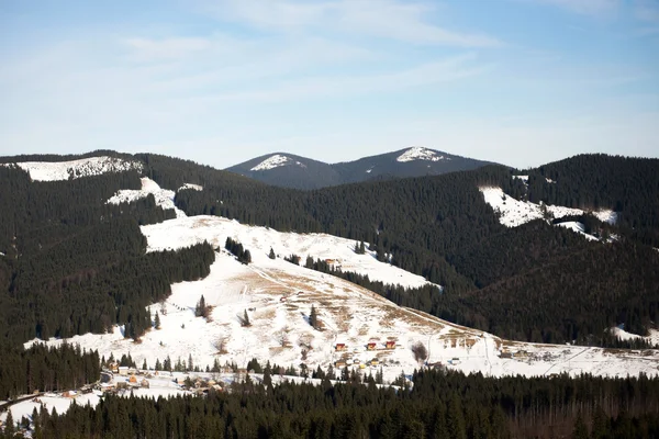 Beau paysage hivernal dans les Carpates — Photo