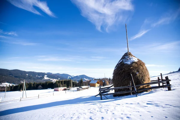 Haystack ao amanhecer nas montanhas de inverno — Fotografia de Stock