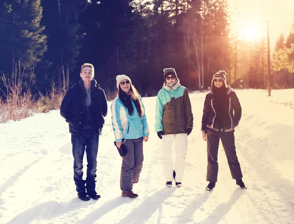 Szczęśliwy przyjaciele bawią się w zimie na świeżym śniegu, zdrowych młodych ludzi grupa outdoor — Zdjęcie stockowe