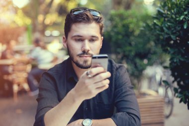 Cep telefonu bir kafe teras açık havada konuşan adam