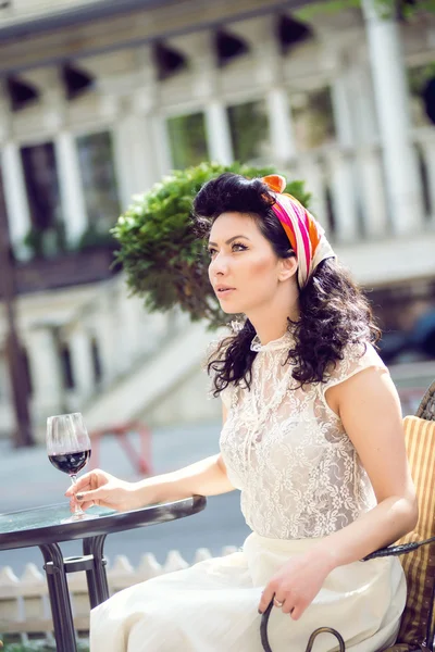 Jeune femme italienne buvant du vin rouge dans un café extérieur — Photo