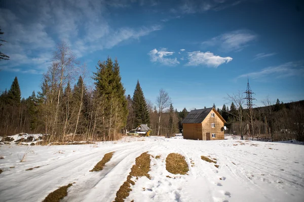 Casa na floresta de inverno — Fotografia de Stock